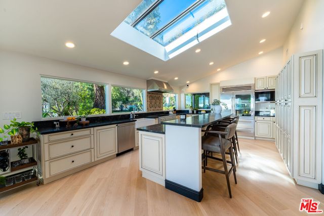 $10,995,000 | 21607 Rambla Vista, Malibu, CA 90265