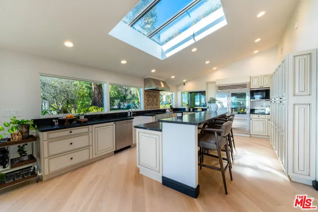 $10,995,000 | 21607 Rambla Vista, Malibu, CA 90265