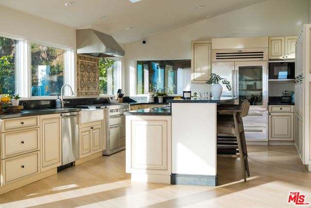 $10,995,000 | 21607 Rambla Vista, Malibu, CA 90265