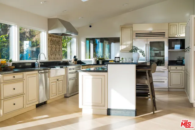 $10,995,000 | 21607 Rambla Vista, Malibu, CA 90265