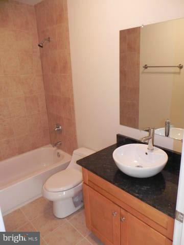 4933 Lee Street Northeast Washington, DC 20019 - Photo 4 of 21 a bathroom with a toilet a sink and bathtub