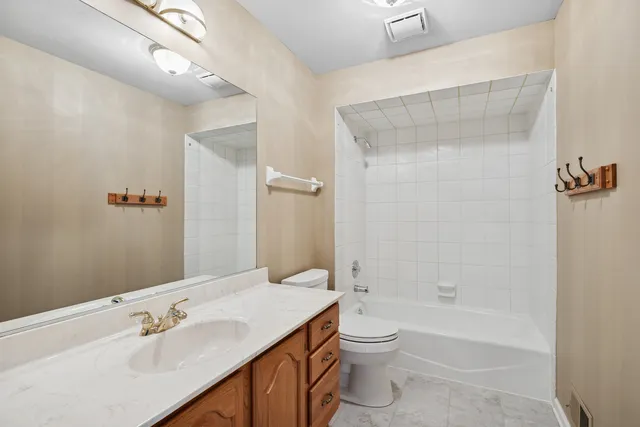 $749,000 | 14870 King Drive, Green Oaks, IL 60048