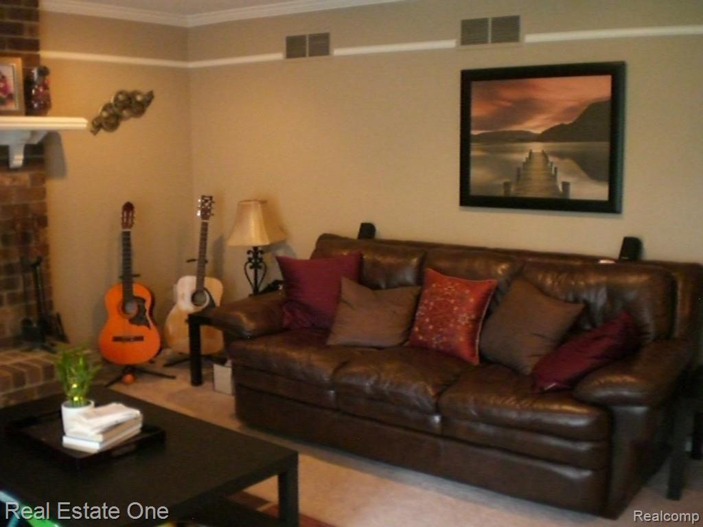 35820 Springvale Street Farmington, MI 48331 - Photo 11 of 29 CIMG3013.jpg