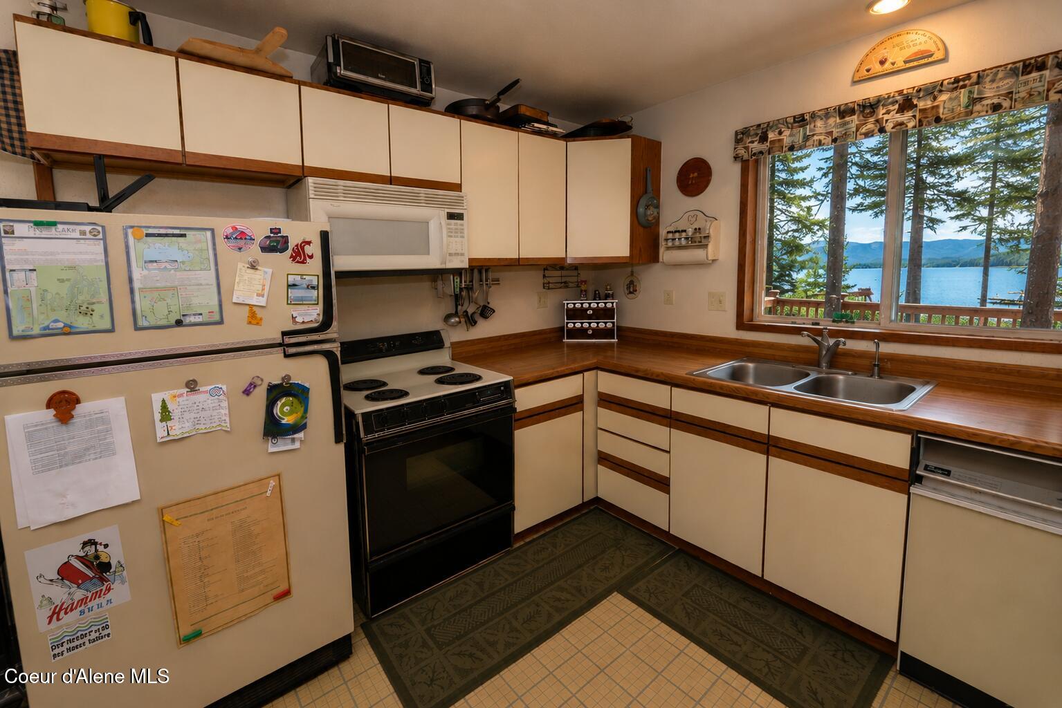 78 Diamond Park Road Coolin, ID 83821 - Photo 18 of 33 Kitchen view