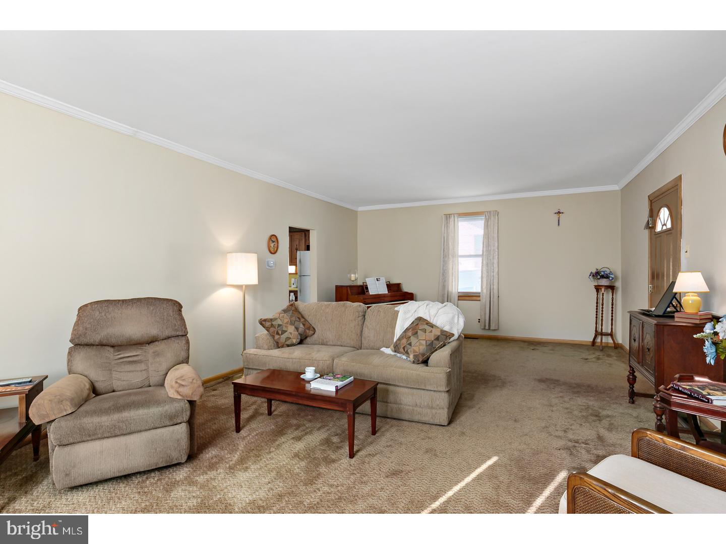 522 Heulings Avenue Riverside, NJ 08075 - Photo 5 of 22 a living room with furniture