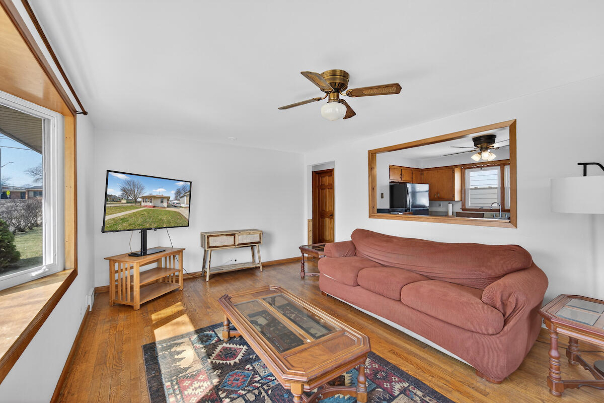 2430 Orchard Street Racine, WI 53405 - Photo 4 of 23 LIVING ROOM