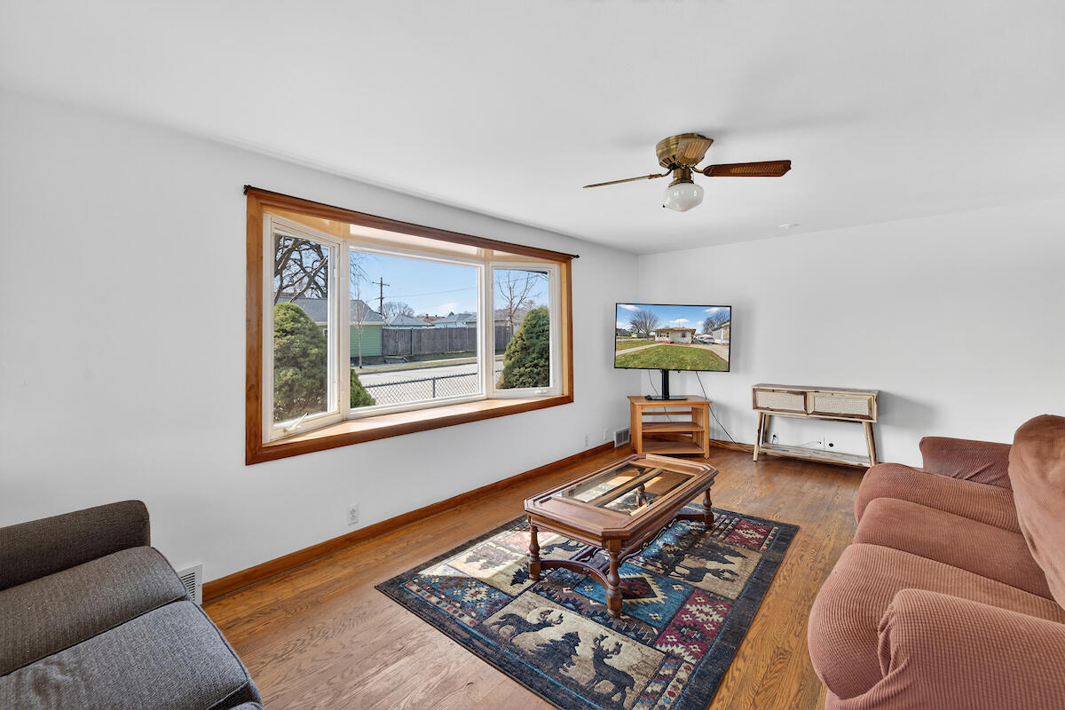 2430 Orchard Street Racine, WI 53405 - Photo 5 of 23 LIVING ROOM