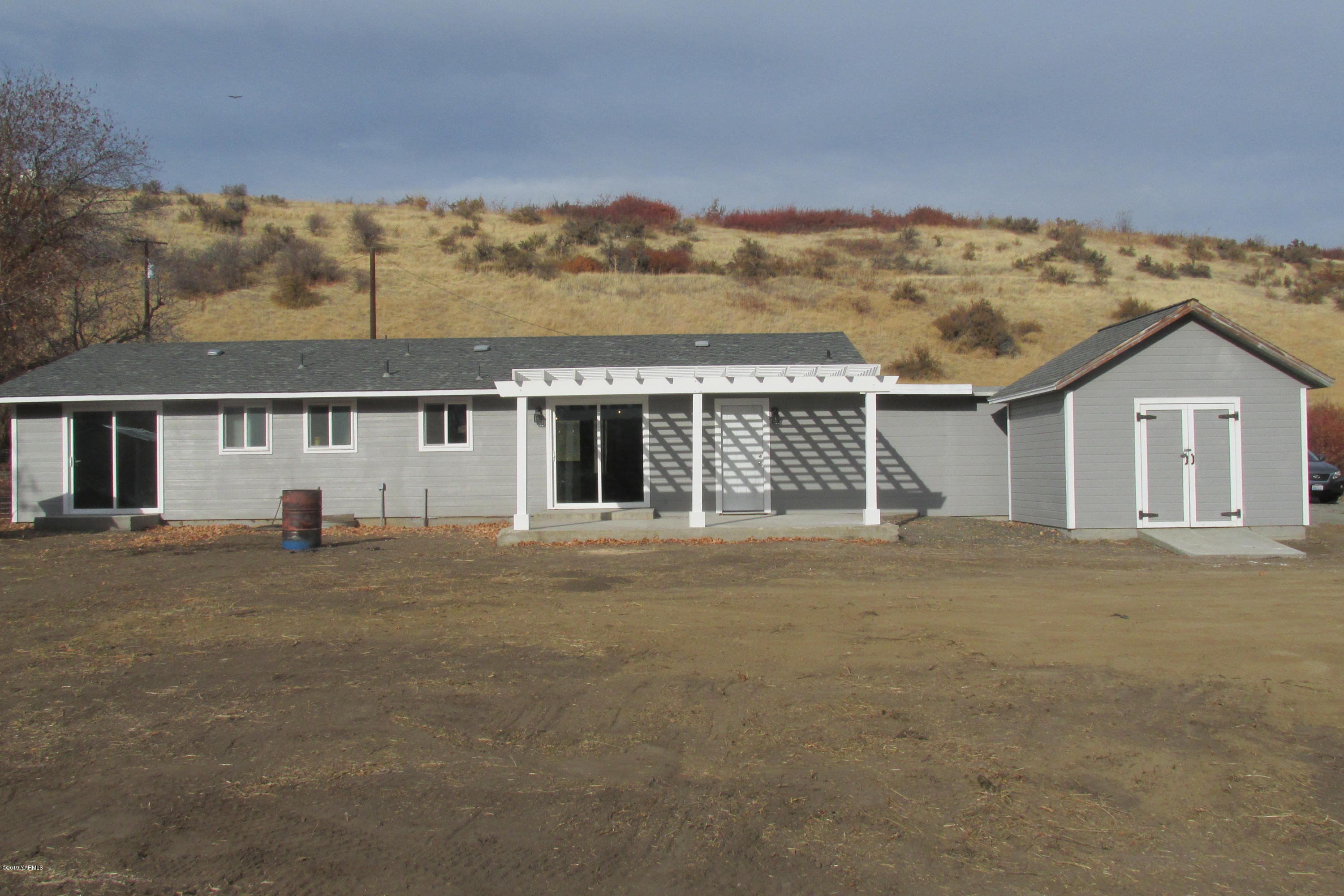 15160 Ahtanum Road Yakima, WA 98903 - Photo 2 of 17 front view of a house with a large window