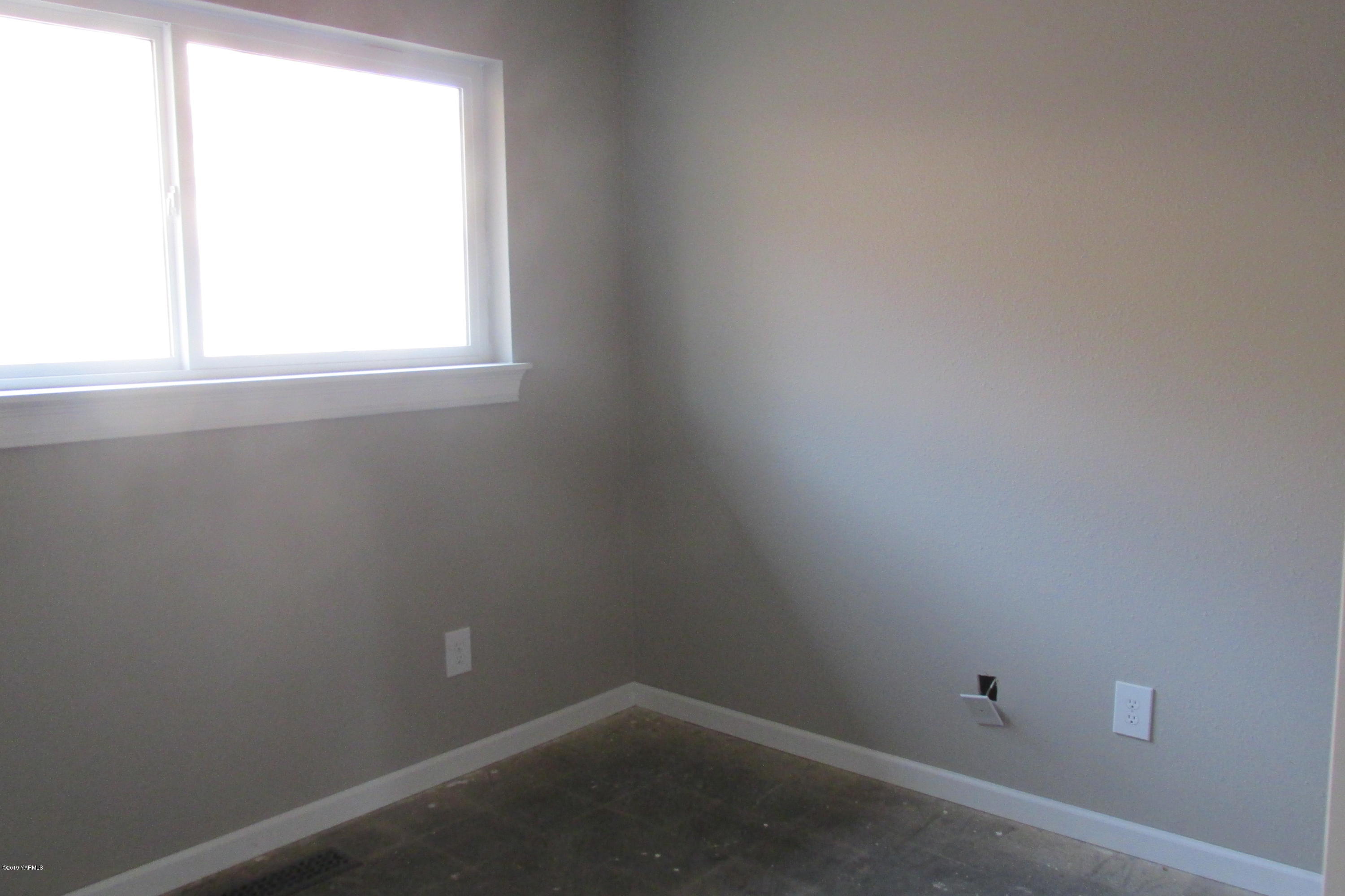 15160 Ahtanum Road Yakima, WA 98903 - Photo 11 of 17 an empty room with a window