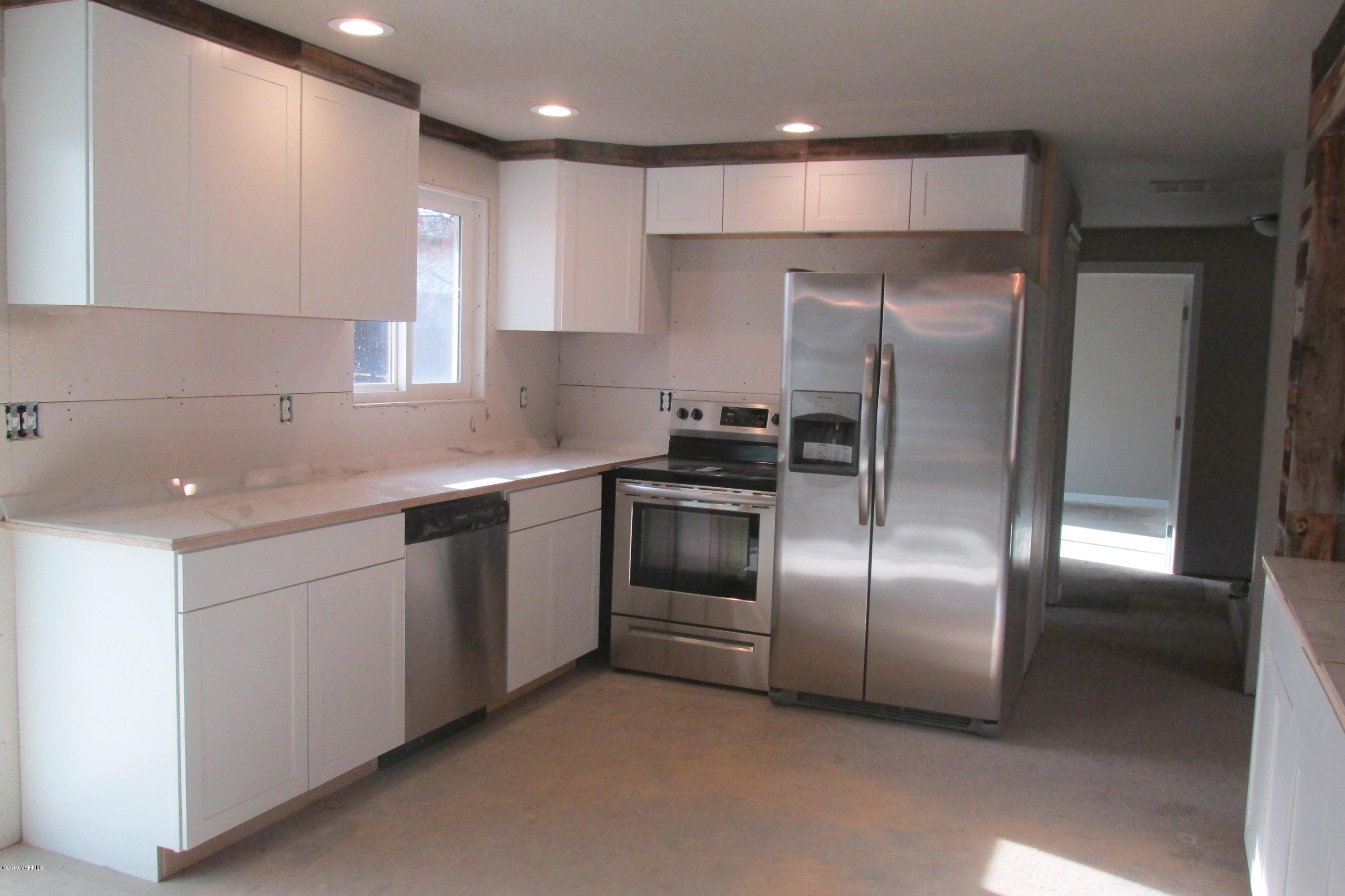 15160 Ahtanum Road Yakima, WA 98903 - Photo 4 of 17 a kitchen with a refrigerator and a sink