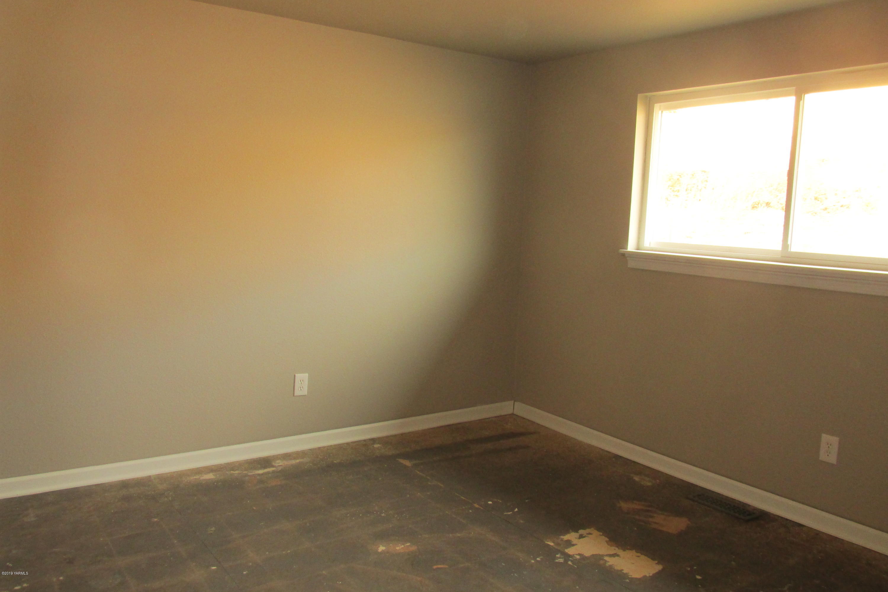 15160 Ahtanum Road Yakima, WA 98903 - Photo 10 of 17 an empty room with a window