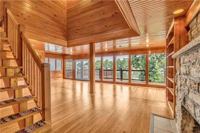 $819,000 | 27 Beach Drive, Lake Tapawingo, MO 64015
