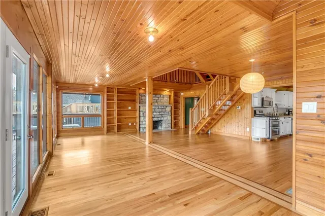 $819,000 | 27 Beach Drive, Lake Tapawingo, MO 64015