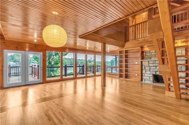 $819,000 | 27 Beach Drive, Lake Tapawingo, MO 64015