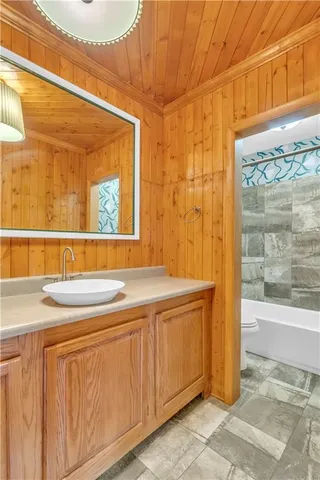 $819,000 | 27 Beach Drive, Lake Tapawingo, MO 64015