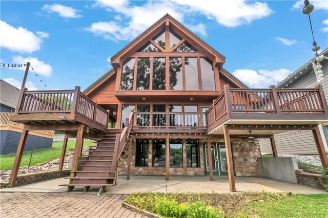 $819,000 | 27 Beach Drive, Lake Tapawingo, MO 64015