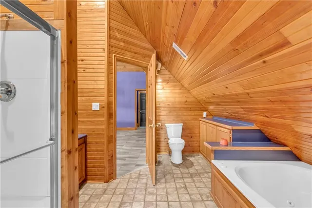 $819,000 | 27 Beach Drive, Lake Tapawingo, MO 64015