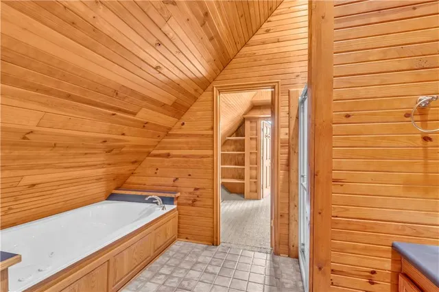 $819,000 | 27 Beach Drive, Lake Tapawingo, MO 64015