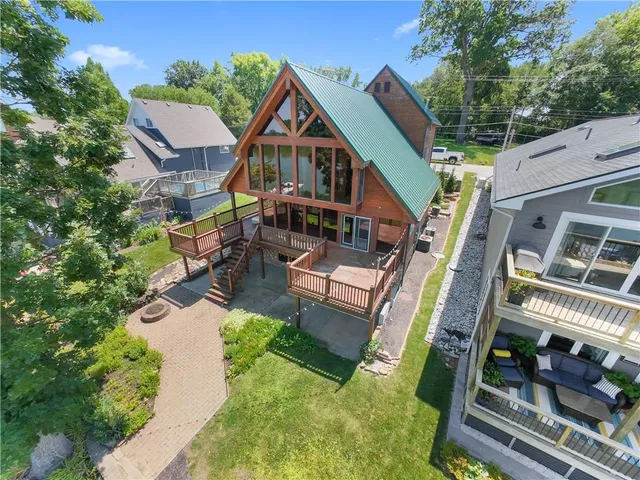 $819,000 | 27 Beach Drive, Lake Tapawingo, MO 64015