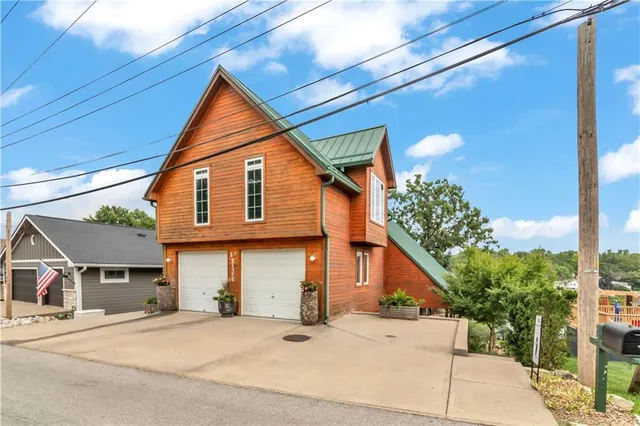 $819,000 | 27 Beach Drive, Lake Tapawingo, MO 64015