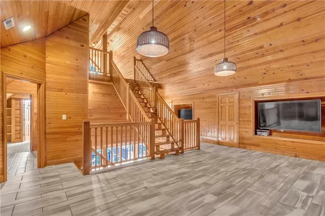 $819,000 | 27 Beach Drive, Lake Tapawingo, MO 64015