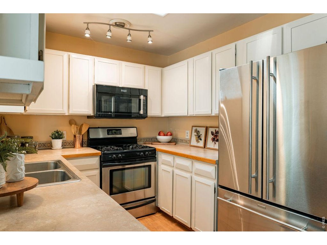 522 South Bryan Avenue Fort Collins, CO 80521 - Photo 11 of 43 Stainless Steel Appliances