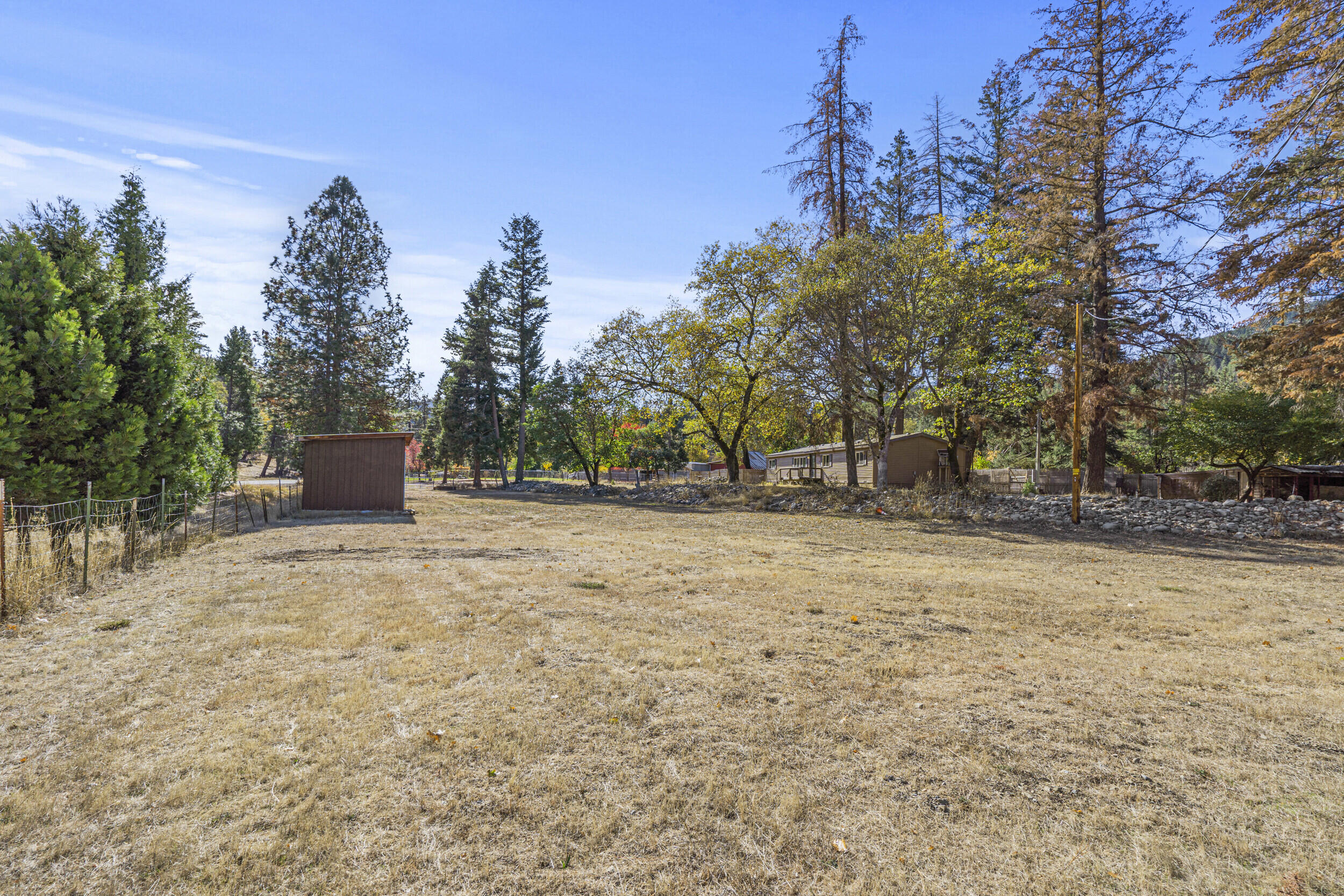 14100 Upper Applegate Road Jacksonville, OR 97530 - Photo 29 of 30 a backyard of a house with lots of green space