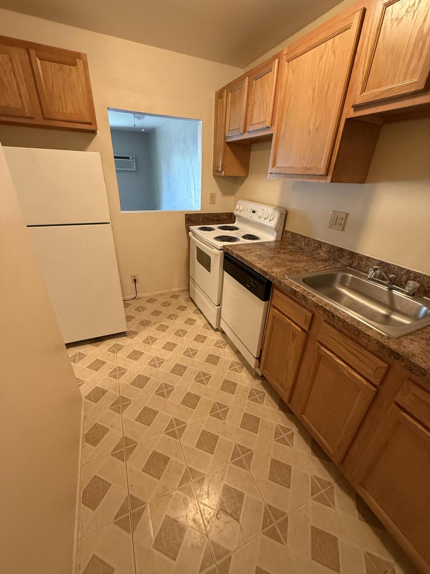 4190 Rochester Road, Unit 212 Royal Oak, MI 48073 - Photo 4 of 12 IMG_1543