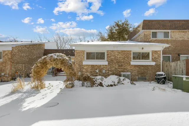 $287,000 | 18-w088 West 16th Street, Villa Park, IL 60181