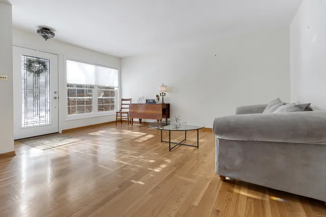 $287,000 | 18-w088 West 16th Street, Villa Park, IL 60181