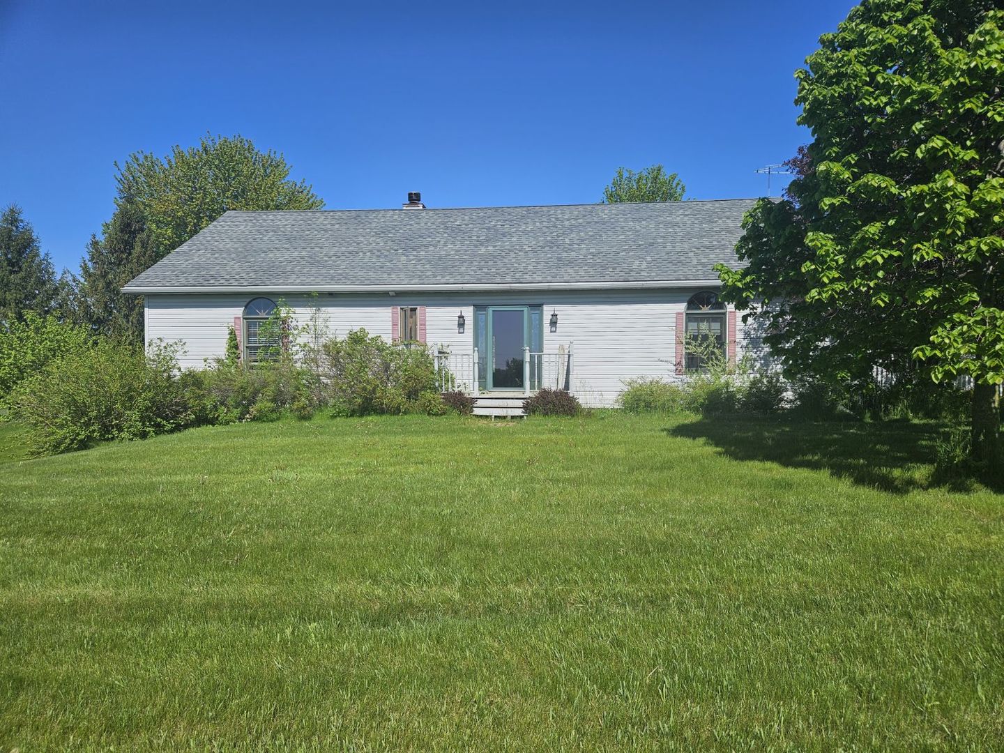 6215 Johnson Road Hebron, IL 60034 - Photo 2 of 2 a front view of a house with garden