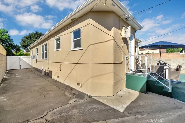 a view of a house with a backyard