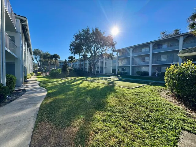 a view of a backyard