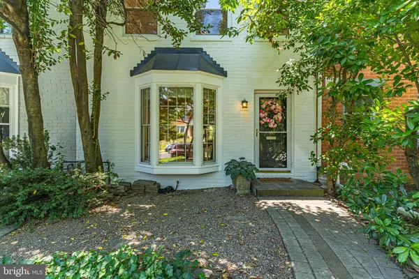 $3,995 | 912 Green Street, Alexandria, VA 22314