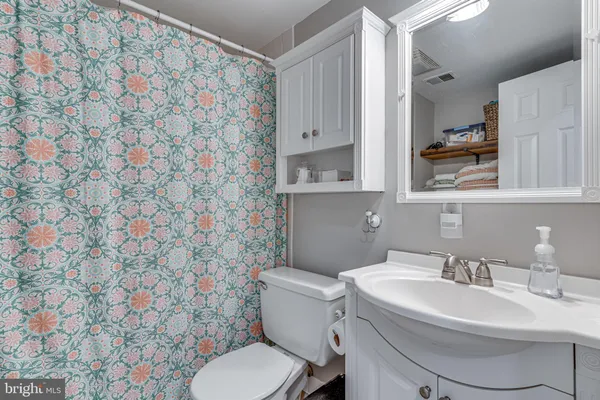 $3,995 | 912 Green Street, Alexandria, VA 22314