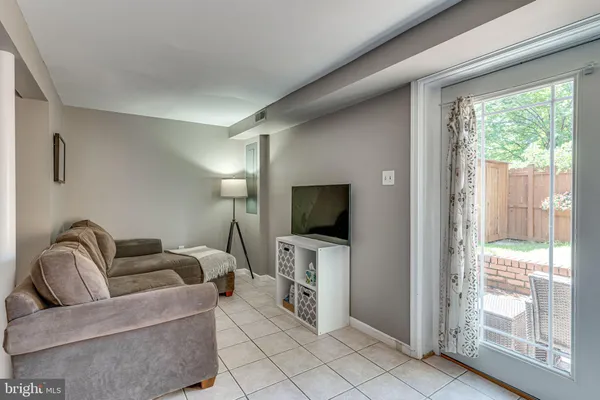 $3,995 | 912 Green Street, Alexandria, VA 22314