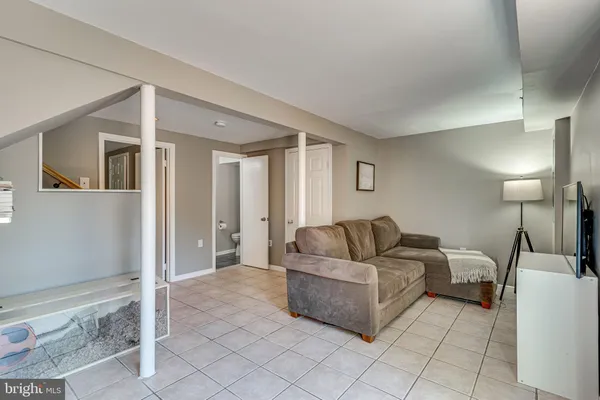 $3,995 | 912 Green Street, Alexandria, VA 22314