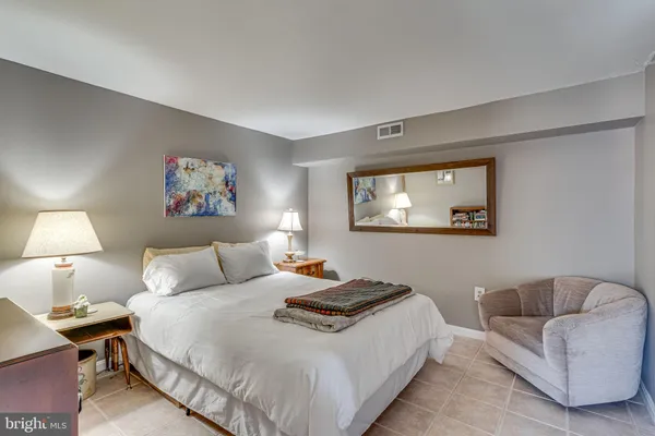 $3,995 | 912 Green Street, Alexandria, VA 22314