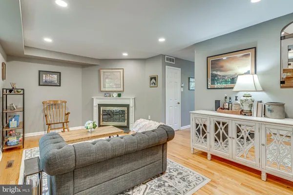 $3,995 | 912 Green Street, Alexandria, VA 22314