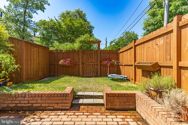 $3,995 | 912 Green Street, Alexandria, VA 22314