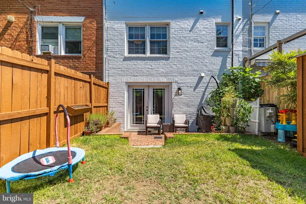 $3,995 | 912 Green Street, Alexandria, VA 22314
