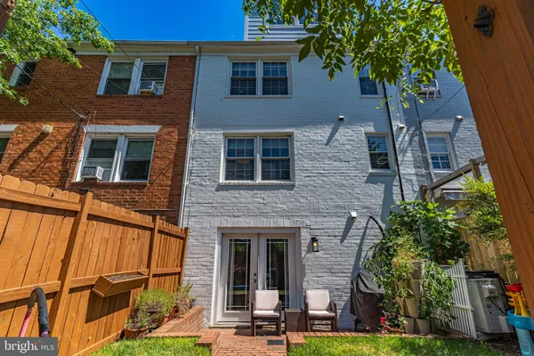 $3,995 | 912 Green Street, Alexandria, VA 22314