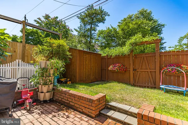 $3,995 | 912 Green Street, Alexandria, VA 22314