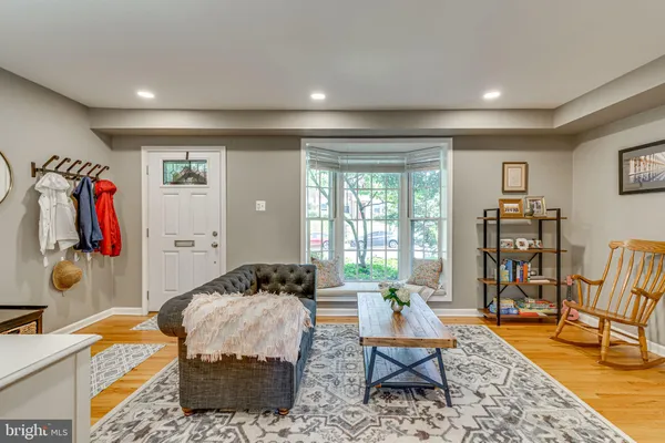 $3,995 | 912 Green Street, Alexandria, VA 22314