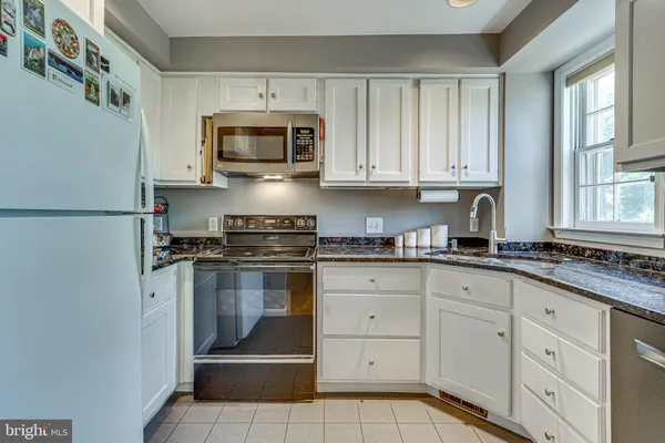 $3,995 | 912 Green Street, Alexandria, VA 22314