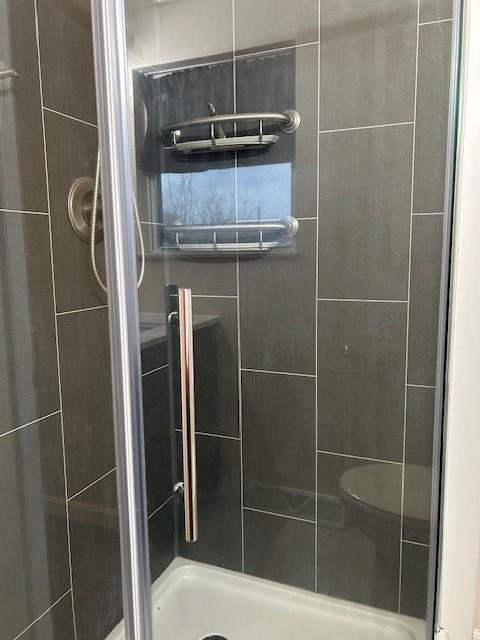 1099 Riverside Drive, Unit H Beaver, PA 15009 - Photo 21 of 27 a bathroom with a shower