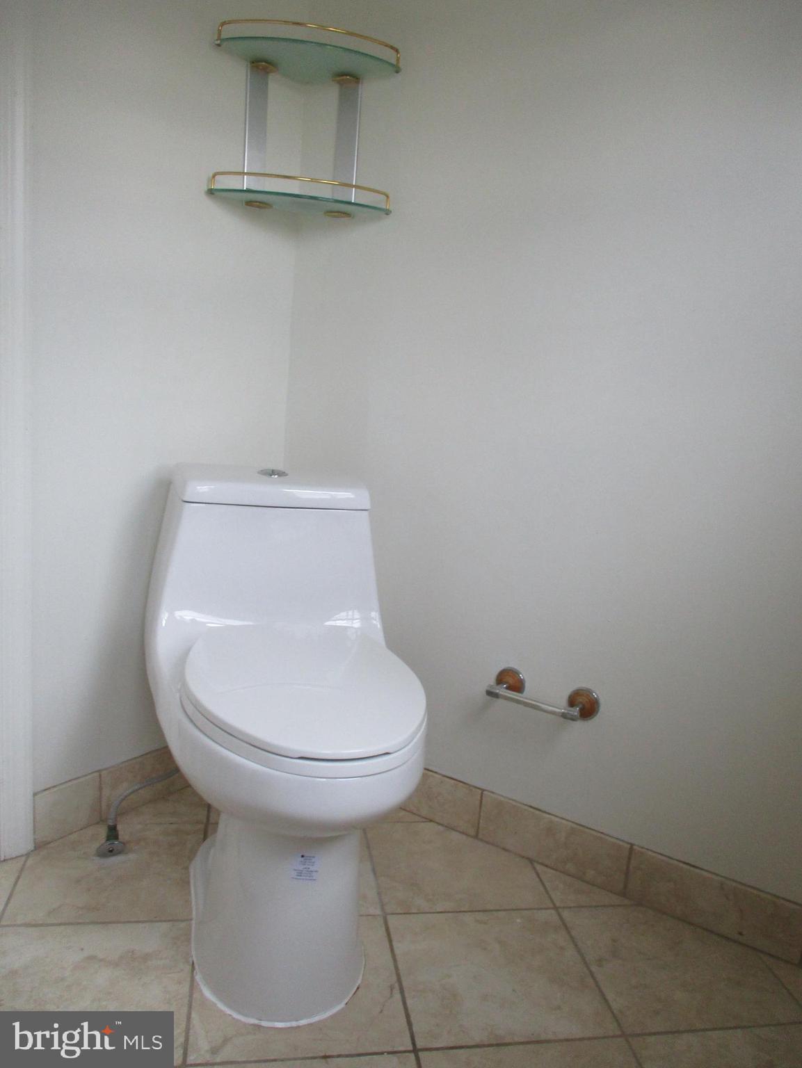 5945 Franconia Road Alexandria, VA 22310 - Photo 21 of 28 Upper level bath