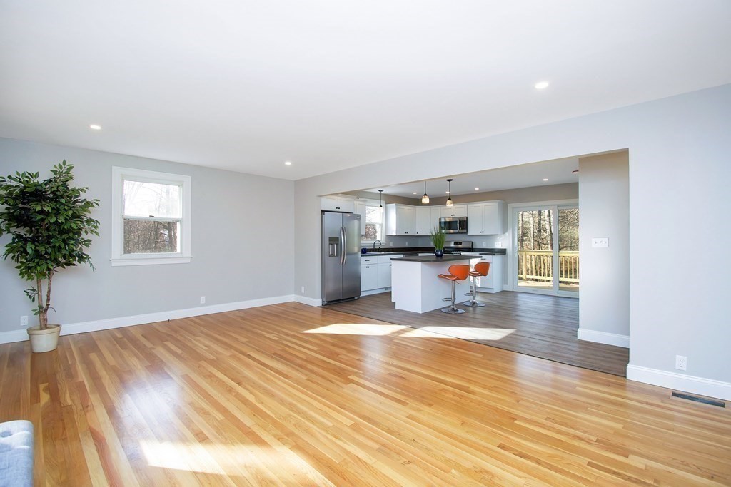 461 Mountain Road Holyoke, MA 01040 - Photo 3 of 29