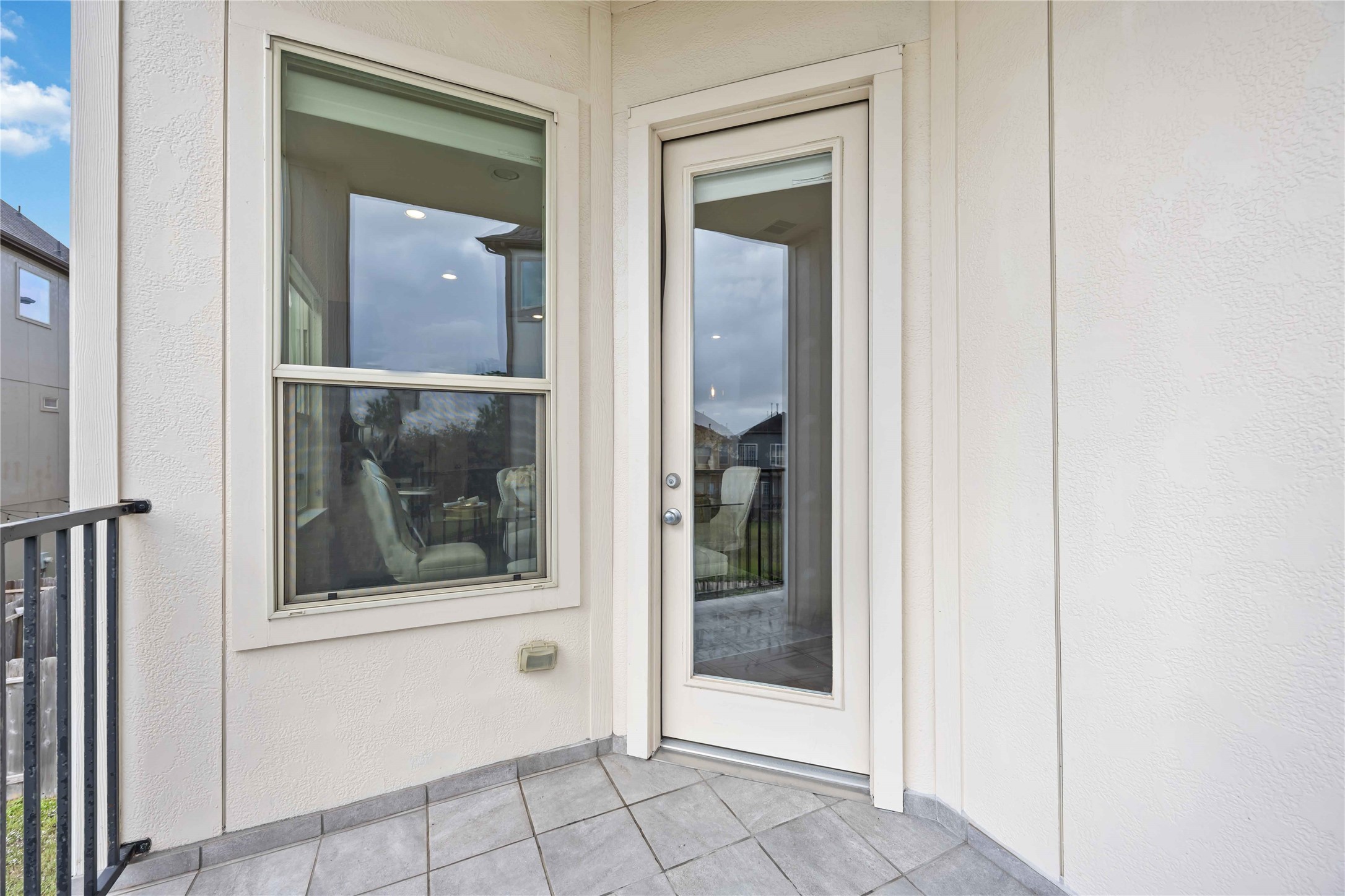 2004 Round Table Trail Houston, TX 77045 - Photo 19 of 20 A corner patio with a large window and a glass door, offering natural light and a view.