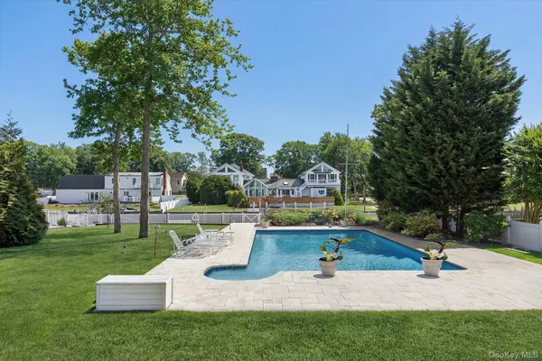 $3,500,000 | 8 Canal Way, Hampton Bays, NY 11946
